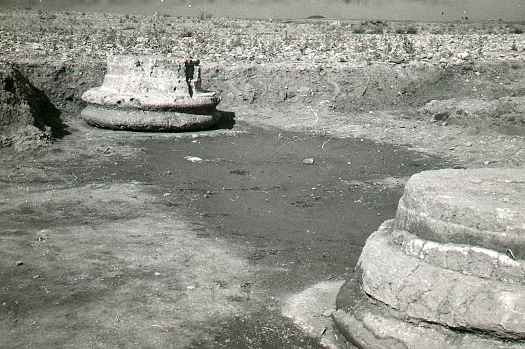 [Detall dels basaments columnes de la zona del fòrum]