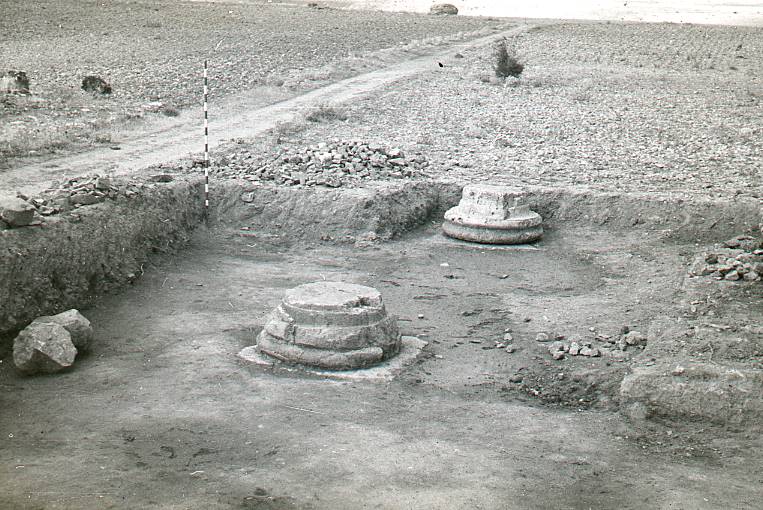 [Detall de dues bases de columna a la zona del fòrum de Clunia.]