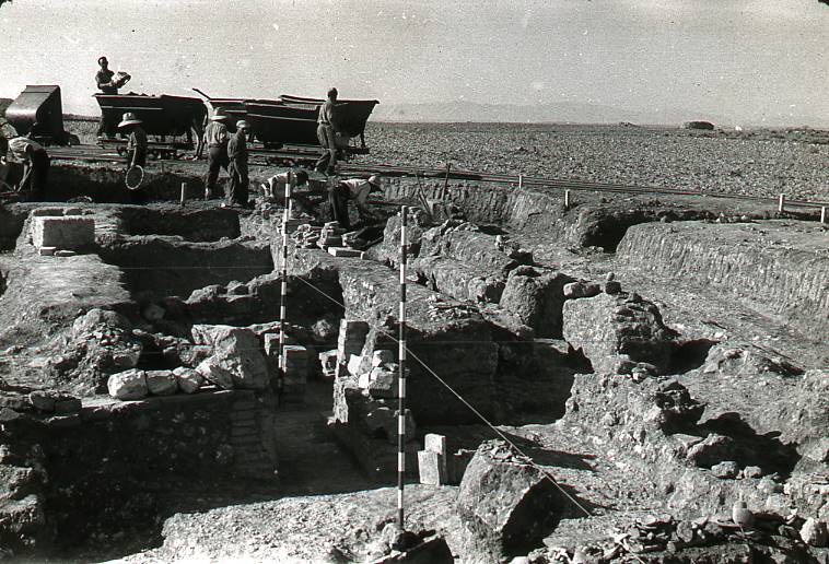 [Vista general de la zona excavada amb les estructures descobertes de Clunia]