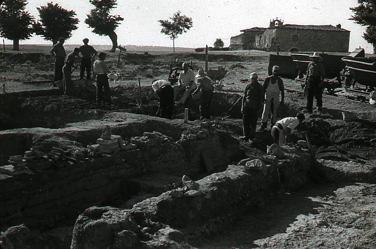 [Vista general de l'excavació de Clunia amb els treballadors]