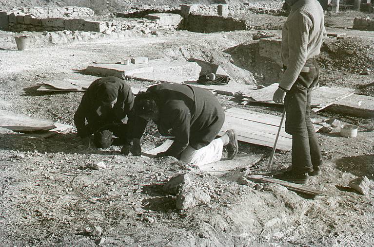 [Tres treballadors excavant a Clunia]