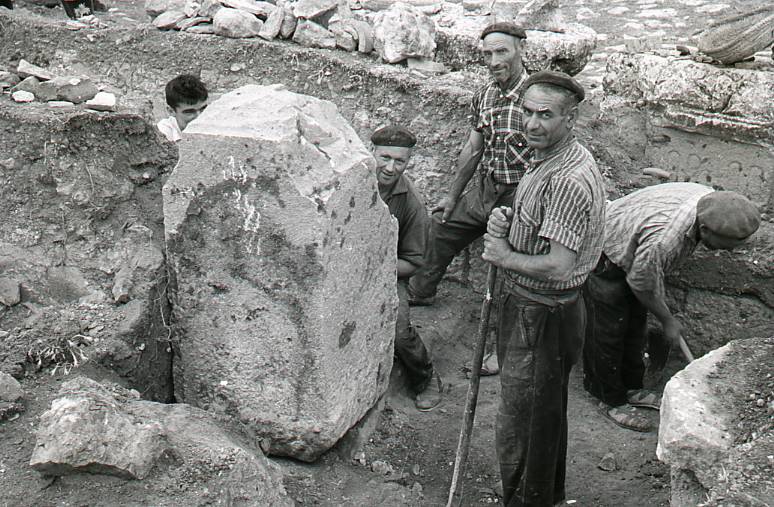 [Treballadors feinejant a l'excavació de Clunia]