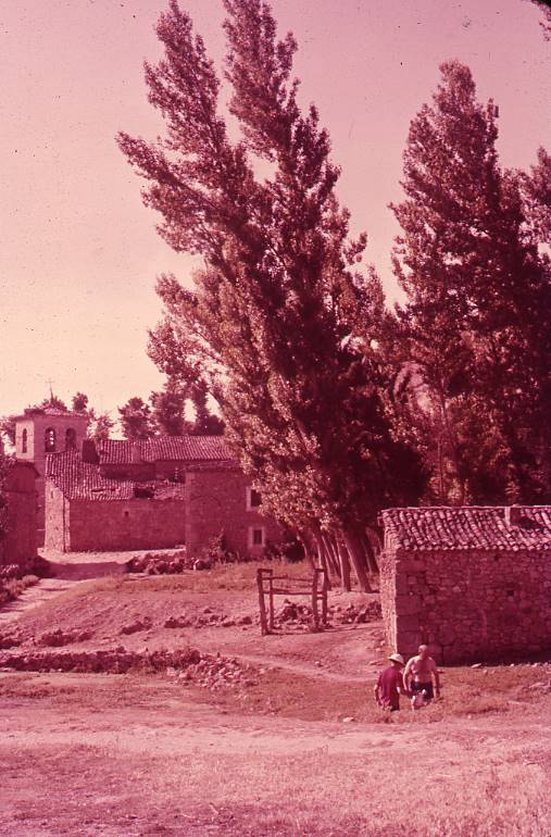 [Perspectiva d'edificis de Peñalba de Castro, proper a Clunia]