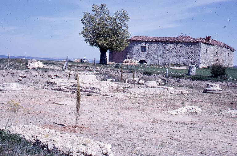 [Perspectiva general de Clunia amb edifici al fons]