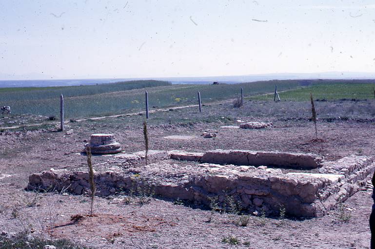 [Perspectiva general d'una estructura quadrangular amb una base de columna del jaciment romà de Clunia]