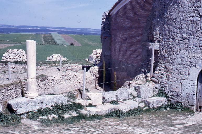 [Detall de les estructures adossades a l'ermita de Clunia]