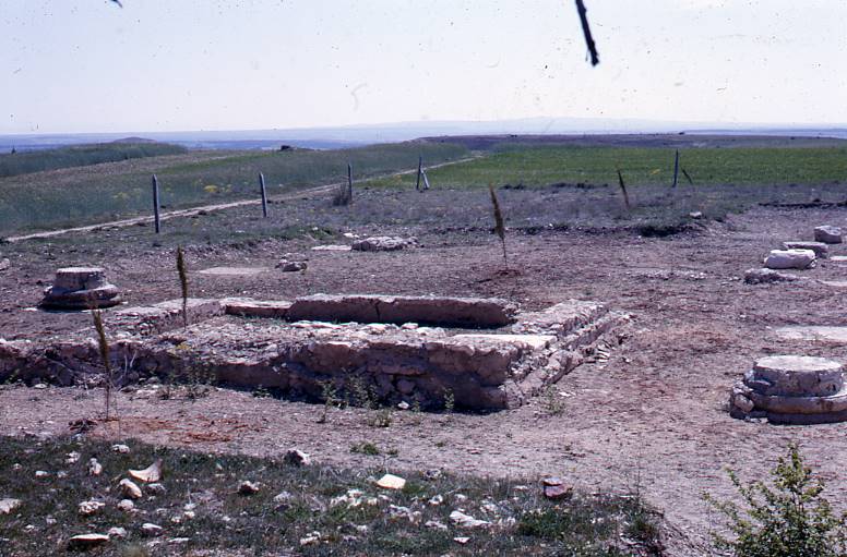 [Vista general d'un sector amb bases de columnes de la ciutat romana de Clunia]