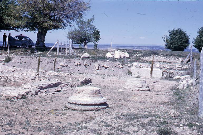 [Vista d'un sector amb base de columna en primer terme del jaciment romà de Clunia]