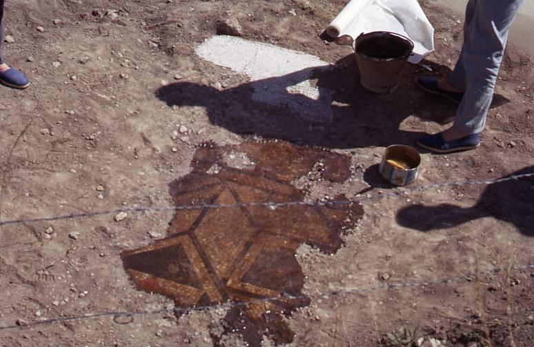 [Treballs de consolidació d'un mosaic de motius geomètrics al jaciment de Clunia]