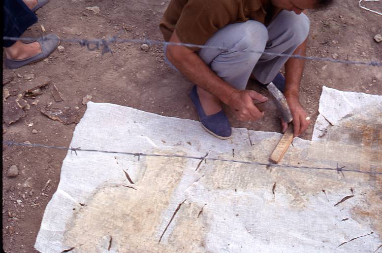 [Treballs de consolidació d'un mosaic de motius geomètrics al jaciment de Clunia]