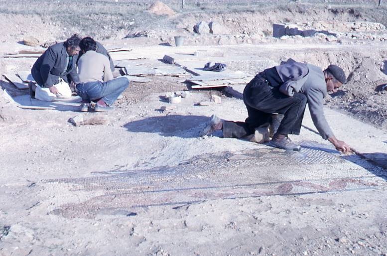 [Neteja i consolidació de les restes de mosaic pavimental de la casa I de Clunia, Burgos]