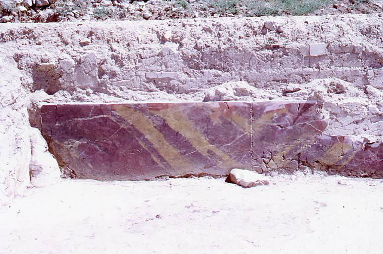 [Fragment de marbre vermell pertanyent a un sòcol d'una cambra de Clunia]