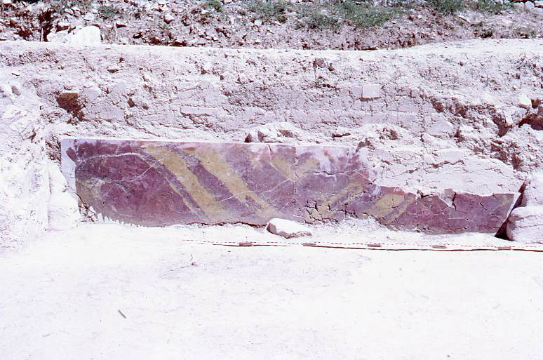 [Fragment de marbre vermell pertanyent a un sòcol d'una cambra de Clunia]