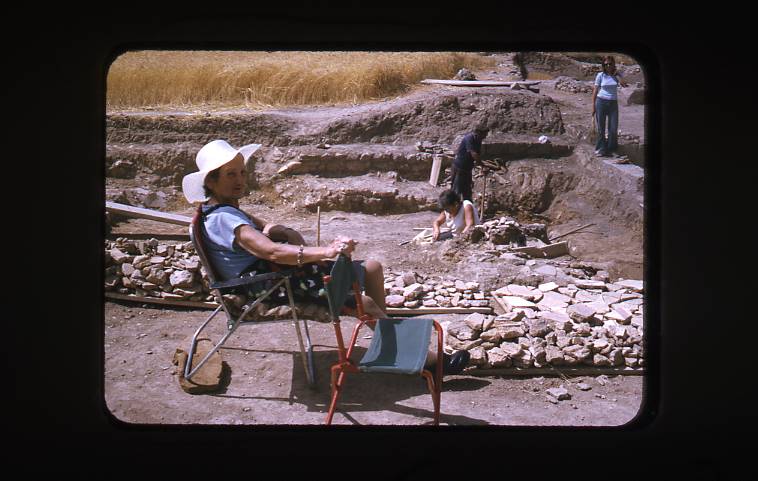 [Excavador feinejant al jaciment romà de Clunia]