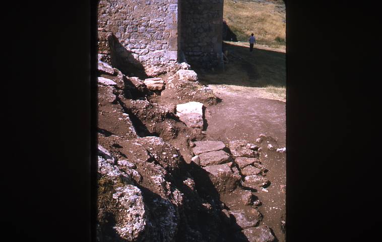 [Estructures adosades a un mur dempeus prop del jaciment de Clunia]