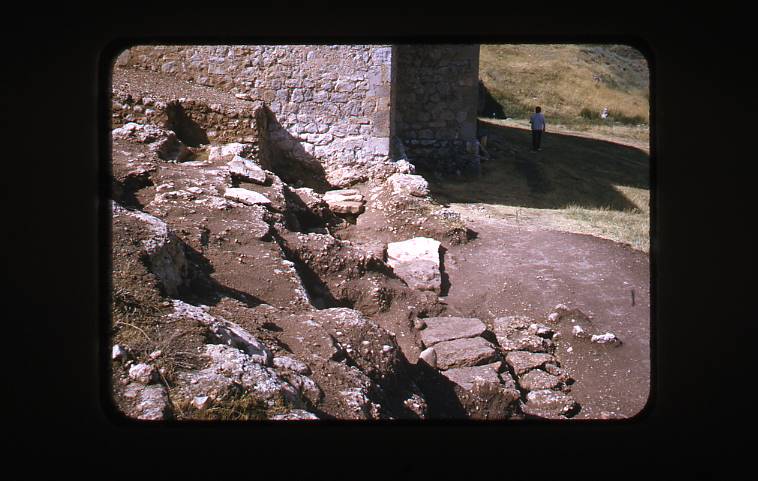 [Estructures adosades a un mur dempeus prop del jaciment de Clunia]