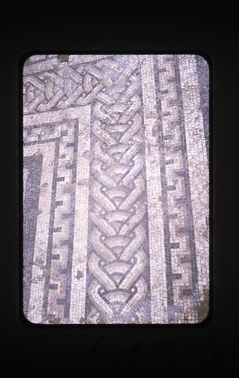 [Detall d'una franja del mosaic polícrom de Clunia amb decoració de nusos i sanefes]