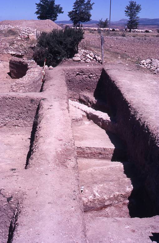 [Vista de les estructures excavades de la zona de l'ermita de Clunia]