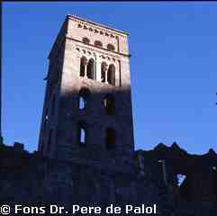 [Detall del campanar romànic de Sant Pere de Rodes, Alt Empordà]