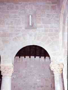 [Arc i columnes de l'interior de la basílica]