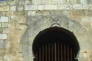 [Detall de la part superior d'una arcada de ferradura de l'església de San Juan de Baños, Palencia]