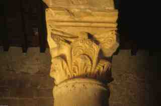 [Detall d'un capitell de l'interior de la basílica de San Juan de Baños]