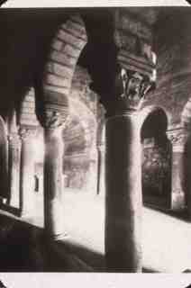 [Detall de les columnes de la nau central a l'interior de la basílica de San Juan de Baños]