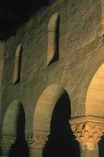 [Detall de la part alta de la nau central de l'església de San Juan de Baños, amb capitells i finestres superiors]