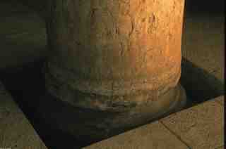 [Detall de la base d'una de les columnes de la nau central de l'església de San Juan de Baños]