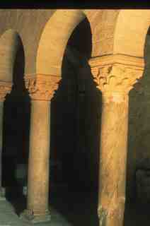 [Detall de les columnes de la nau central de l'església de San Juan de Baños]