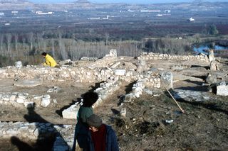 [Perspectiva dels murs del jaciment d'El Bovalar abans d'excavar]