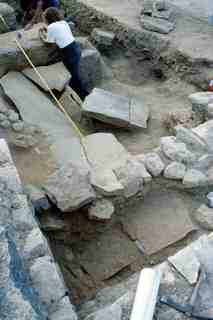 [Detall d'una sèrie de tombes al jaciment d'El Bovalar essent excavades]