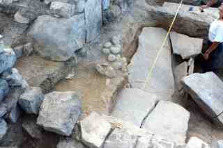 [Detall d'una sèrie de tombes al jaciment d'El Bovalar essent excavades]
