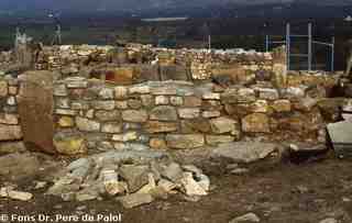 [Sector del jaciment d'El Bovalar en procés d'excavació, detall d'un dels murs de la basílica]