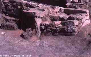 [Detall d'una pila adossada al mur de l'àmbit VII-8 segons distribució del Dr. Palol, El Bovalar]