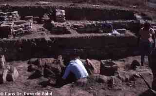 [Vista general de diferents cambres del poblat d'El Bovalar, durant l'excavació]