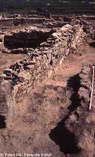 [Vista del celler de la zona oest del poblat d'El Bovalar durant l'excavació]
