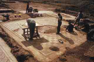 [Vista general dels treballs realitzats sobre el mosaic de Neptú, Quintanilla de la Cueza, Palència]