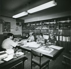 Dr. Palol, Marià Ribas, Mercè Muntanyola i Josep Ma. Gurt a la biblioteca de Clunia