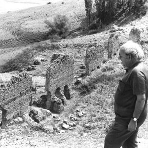 [Pere de Palol mirant una estructura de Clunia]