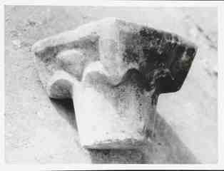 [Detall d'un capitell amb decoració esquemàtica]