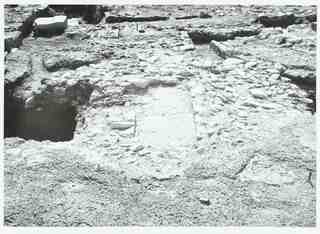 [Necròpolis paleocristiana de Cartagena. Apareix una llosa amb una inscripció]