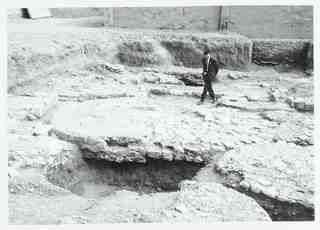 [Necròpolis paleocristiana de Cartagena. Apareix un home examinat l'excavació]