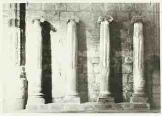 [Quatre columnes de l'Abadia d'Husillos]