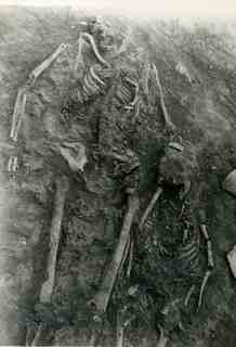 [Dos cadàvers inhumats, en procés d'excavació]