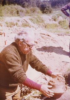 [Imatge del Dr. Palol amb la troballa d'una urna funerària de la necròpoli d'Agullana, Girona]