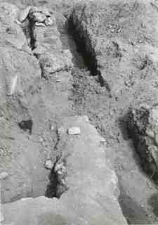[Restes d'estructures durant les excavacions de la necròpoli de San Miguel del Arroyo, Valladolid]
