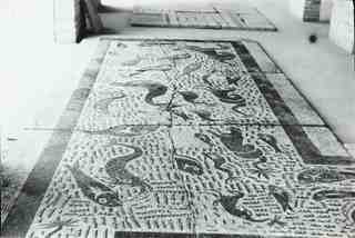 [Vista general de viaix de la representació en mosaic de Thyasos, excavacions a la Plaza de la Corredera, Còrdova]