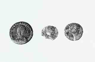 [Anvers de tres monedes romanes procedents de les excavacions de la vil·la romana de La Olmeda, Palencia]