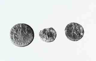 [Revers de tres monedes romanes procedents de les excavacions de la vil·la romana de La Olmeda, Palencia]